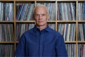 Flea (RHCP) anuncia disco colaborando con su amigo Thom Yorke