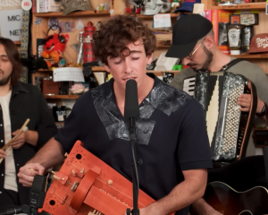 Guitarricadelafuente shows that he does folk on his Tiny Desk