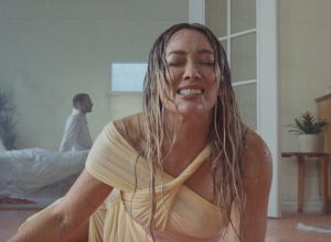 Hilary Duff reheats Taylor Swift's nachos in 'Roommates'