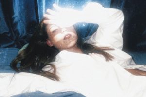 “Me acostumbré”, single con sabor ochentas de Lisasinson