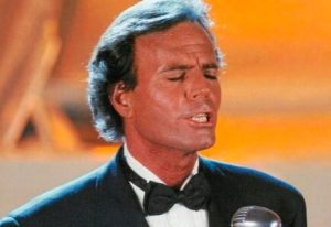 Julio Iglesias denies the accusations in a statement