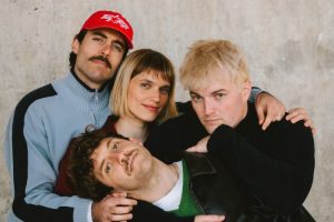 Niños Bravos descargan su pop más eufórico en “El muro”