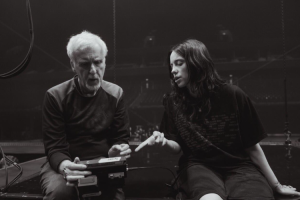 Billie Eilish retrasa el estreno del documental con James Cameron