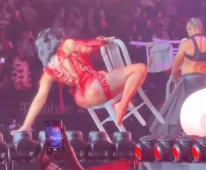Cardi B falls at a concert and screams: "It was the government!"