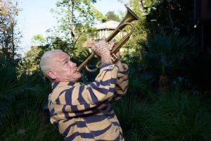 Flea (Red Hot Chili Peppers) versiona a Frank Ocean en su nuevo single