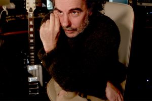 Julio de la Rosa vuelve al pop rock con “Perorata”