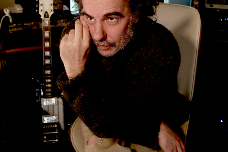 Julio de la Rosa vuelve al pop rock con “Perorata”