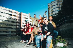 La Pegatina lleva la fiesta a las calles con “Con este fuego”