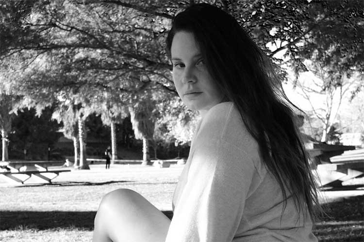 Lana Del Rey comparte “White Feather Hawk Tail Deer Hunter”