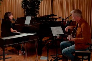 Norah Jones y Josh Homme (QOTSA) versionan “Something Stupid”