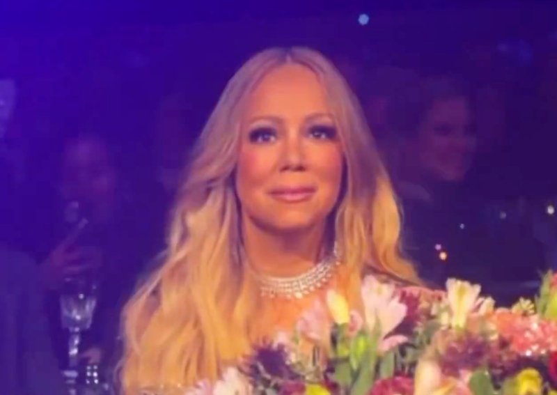 The tribute to Mariah Carey, between solemnity and involuntary humor