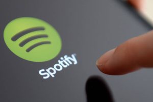 Un cantautor estafa millones de dólares con música hecha con IA