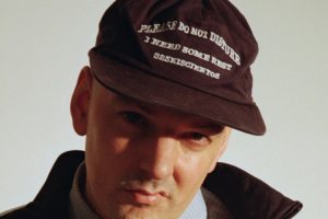 Carlangas hace referencia a Jonathan Richman y otros en “Universo Paralelo”