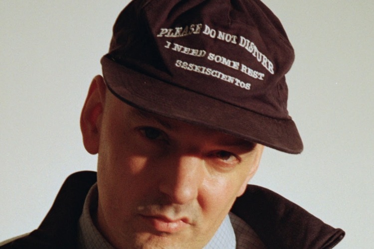 Carlangas hace referencia a Jonathan Richman y otros en “Universo Paralelo”