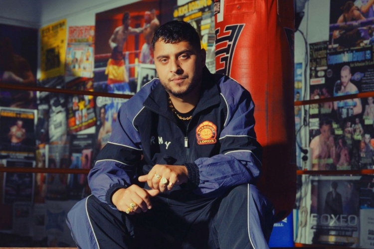 Dollar Selmouni se atreve con la cumbia en “BORRACHA”