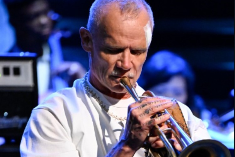 Flea interpreta su versión de Frank Ocean en Jimmy Fallon