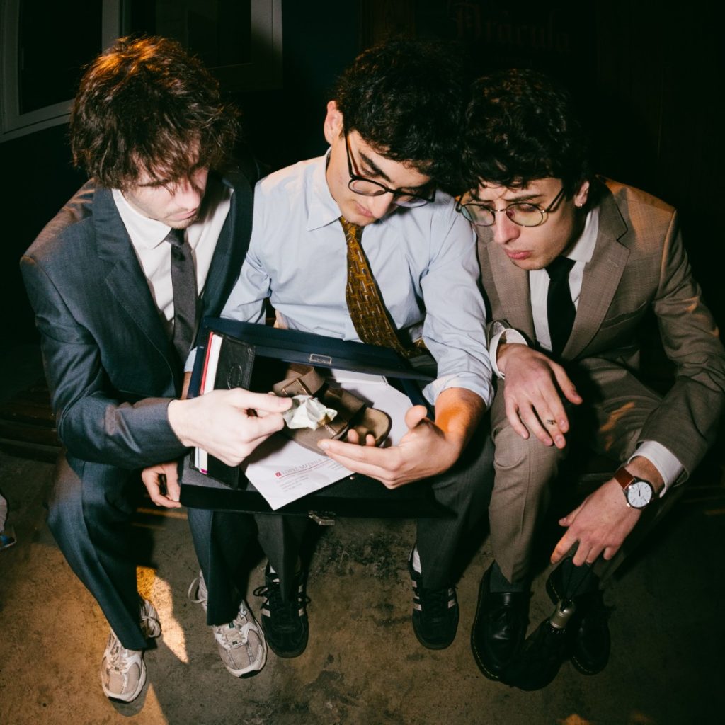 "Greyhounds, poker and farlopa", in the irresistible nights of Bad Management