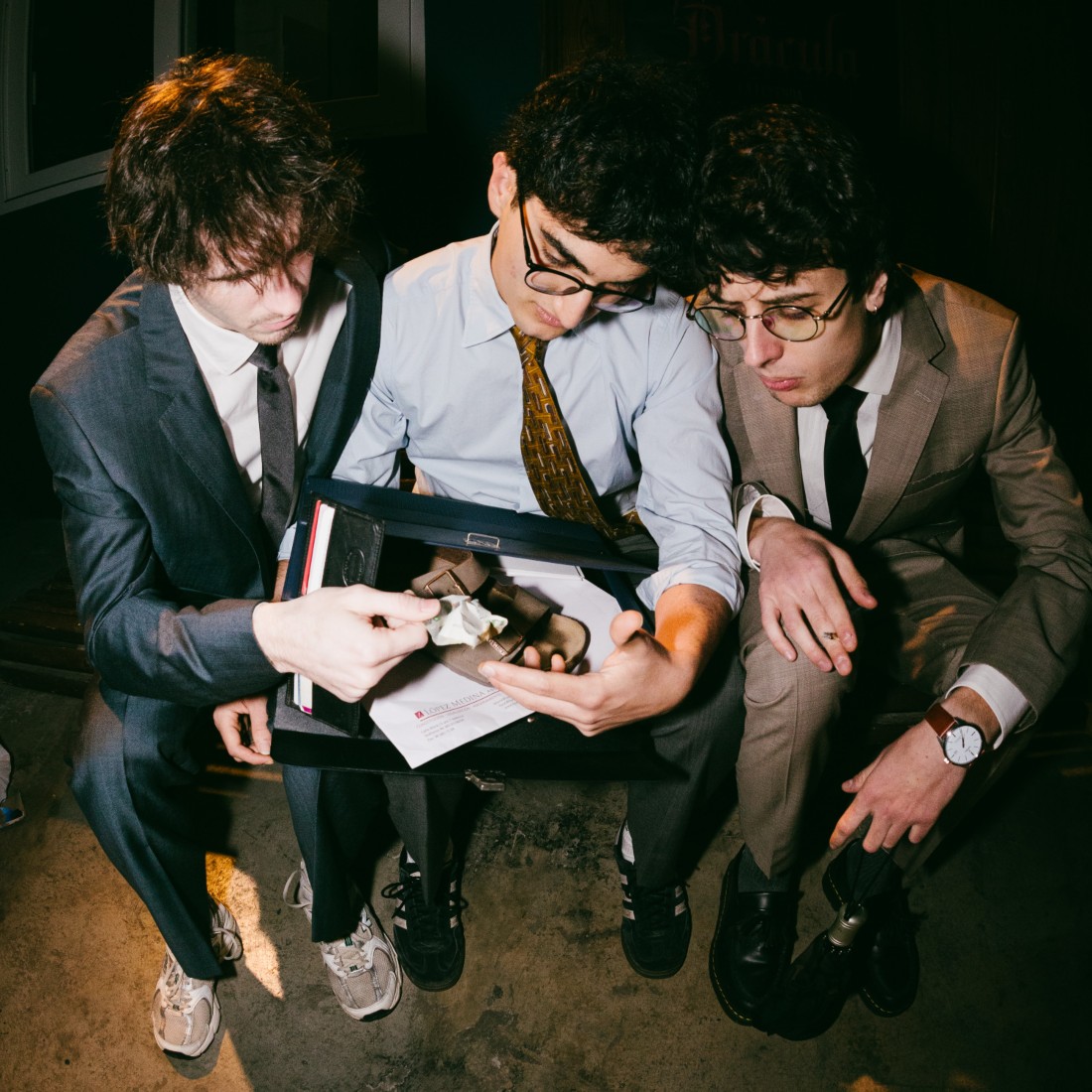 "Greyhounds, poker and farlopa", in the irresistible nights of Bad Management