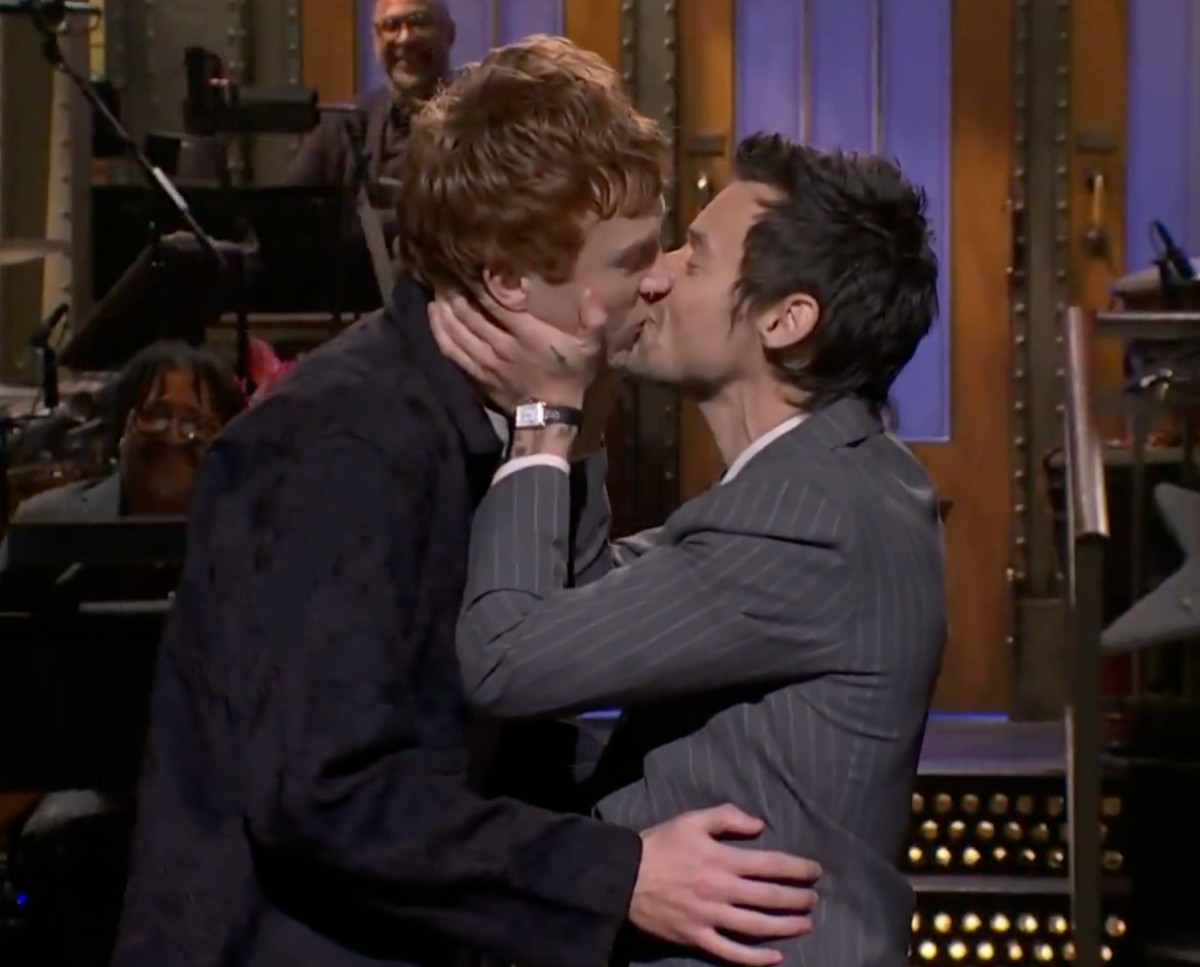 Harry Styles laughs at queerbaiting and his boring image on SNL