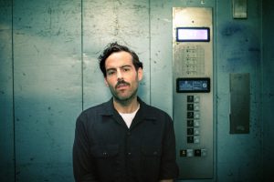 If "a singer-songwriter must die", let him do so laughing