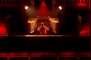 Matt Bellamy interpreta en una iglesia parte del nuevo single de Muse