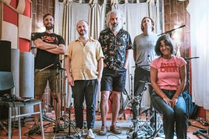 Sr. Chinarro invita a Sandra Rubio y J (Los Planetas) a su “Idilio”