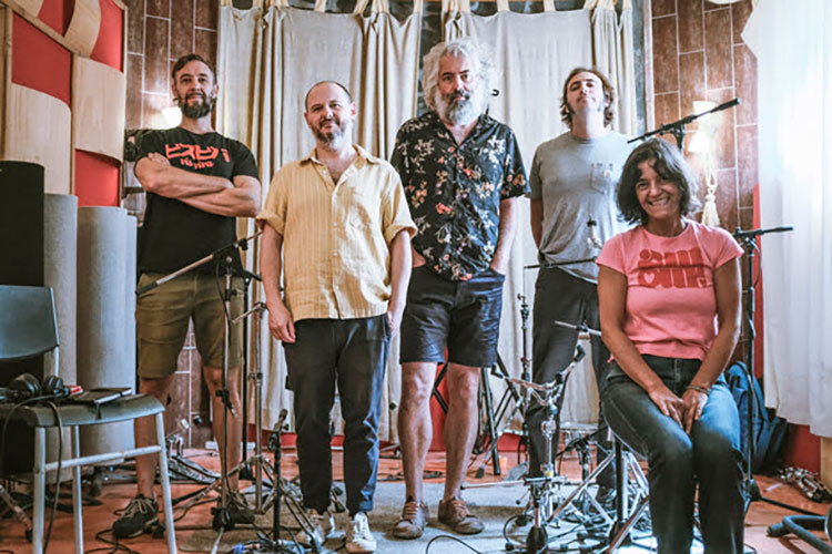 Sr. Chinarro invita a Sandra Rubio y J (Los Planetas) a su “Idilio”