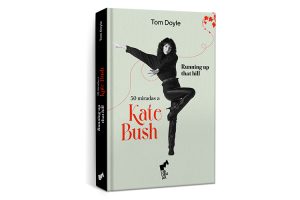 Llega “Running Up That Hill”, biografía coral de Kate Bush