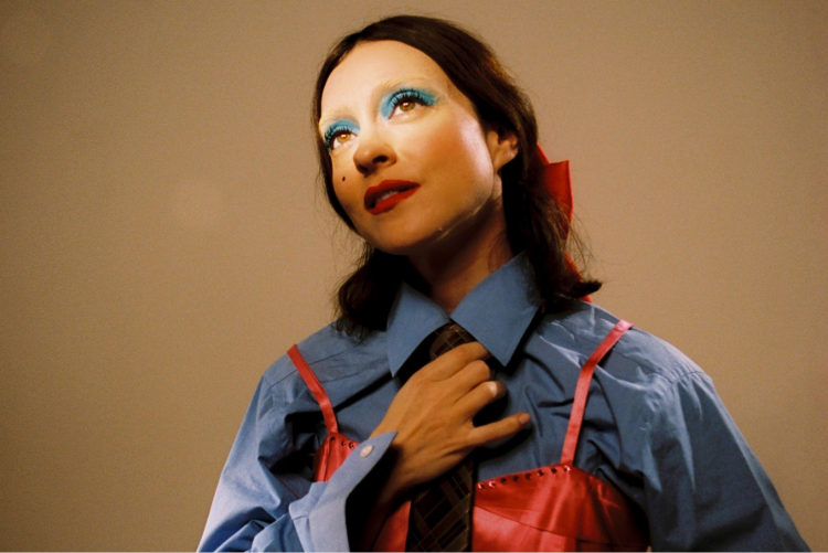 Russian Red anticipa su nueva era escénica con “Mentirosa”