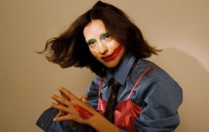 Russian Red, sensual in 'Liar', details mini residence