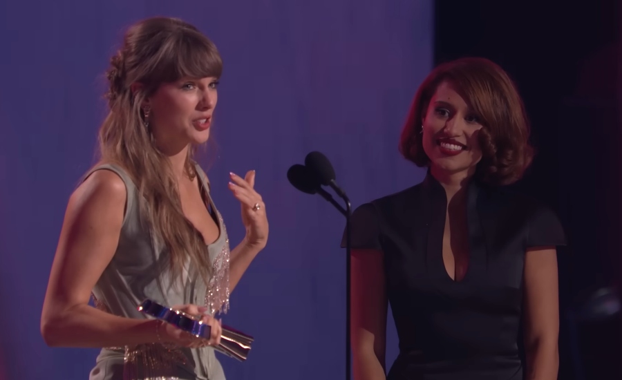 Taylor Swift reappears at the iHeart Radio Music Awards