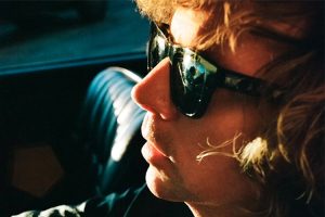 Beck comparte nuevo single, “Ride Lonesome”, y vuelve a los escenarios