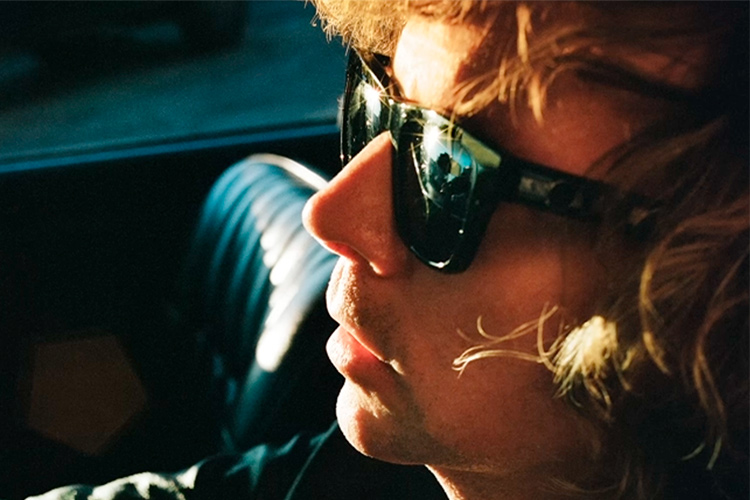 Beck comparte nuevo single, “Ride Lonesome”, y vuelve a los escenarios