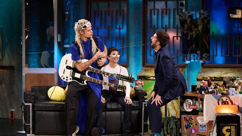 Ca7riel and Paco Amoroso in La Revuelta: humor out of sync