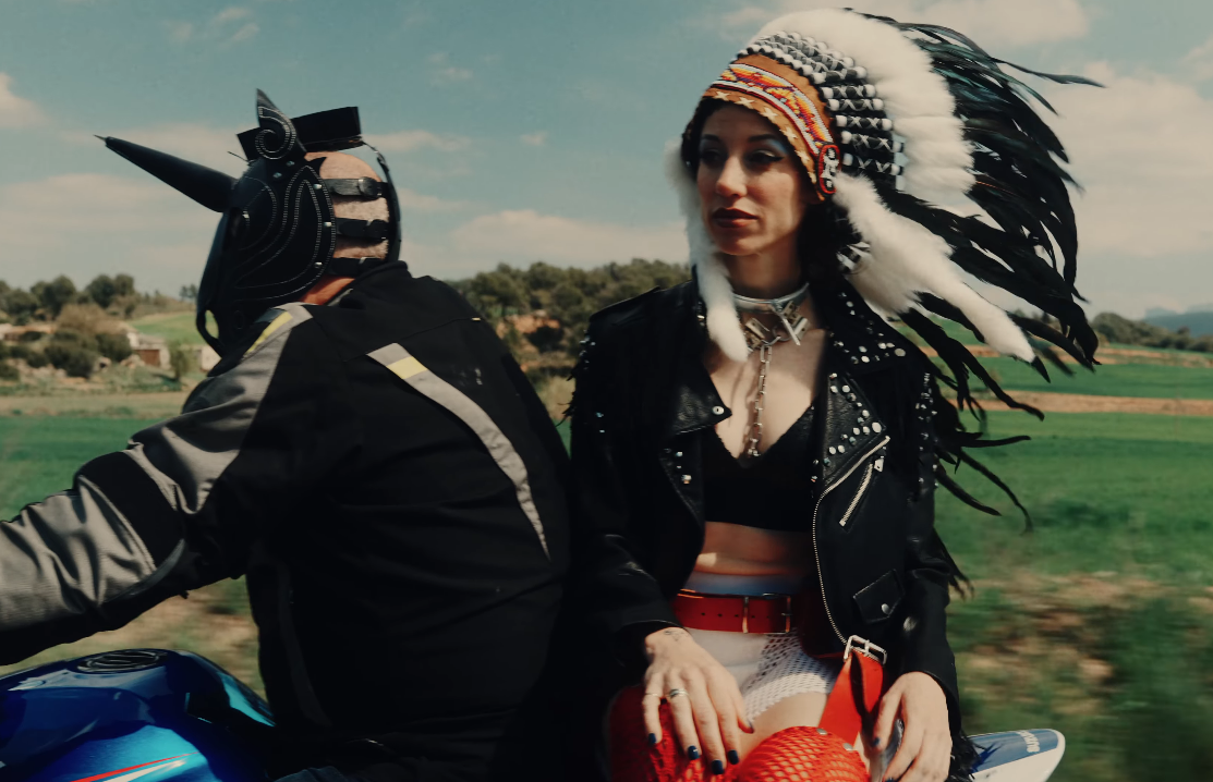 El Niño Lord.Cah is sweet and "cool" in 'CABALLITO BLANCO'