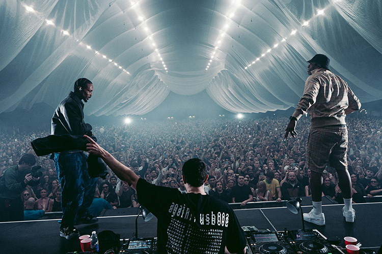 Fred again.. comparte ciento ocho horas de sus shows USB002