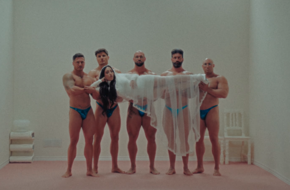 María José Llergo laughs at “I just flow” in 'Otros Besos'