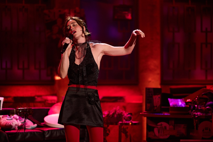 Russian Red reappears in La Revuelta serving voice and theater