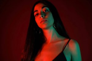 Sara Terraza vira hacia el pop bailable con “Digan lo que digan”