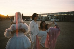 Aiko el grupo siguen combinando rabia y energía en “el aWard es para”
