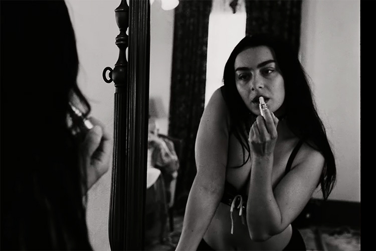 Charli xcx se aleja del universo “Brat” con el single “Rock Music”