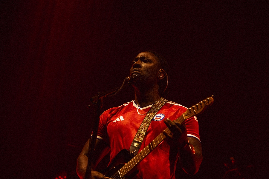 The rigor of Bloc Party and the irreverence of Ojete Calor, in a WARM UP of contrasts