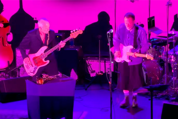 Thom Yorke se une a Flea en el escenario en Londres