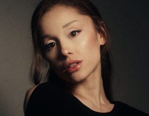 Ariana Grande debuts in the global top 1, but polarizes like never before