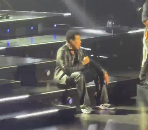 Lionel Richie, "dizzy" on stage in the middle of the concert