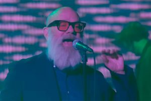 Michael Stipe (R.E.M.) actúa en televisión respaldado por una superbanda