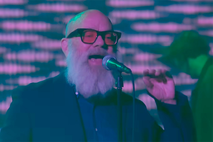 Michael Stipe (R.E.M.) actúa en televisión respaldado por una superbanda