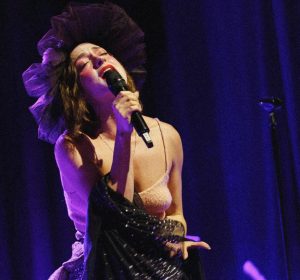 Russian Red unleashes its eccentricities in its "mystical cabaret"
