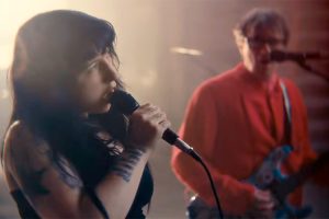 Weezer estrenan “We Might As Well Be Strangers“ con Karly Hartzman (Wednesday)