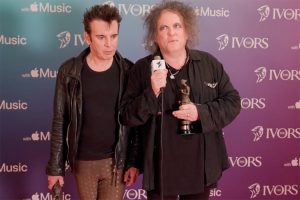 Simon Gallup, fuera de los directos de The Cure por enfermedad